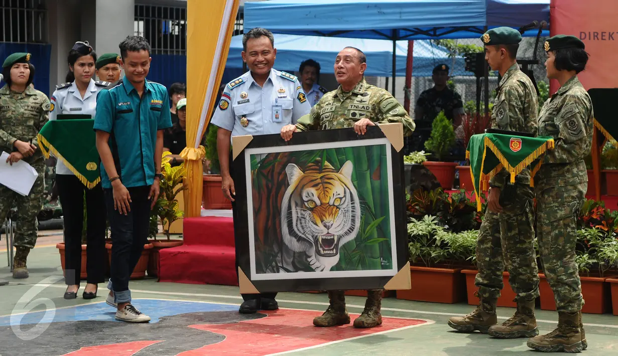 Pangkostrad, Letjen TNI Edy Rahmayadi (ketiga kanan) menerima cenderamata usai memberikan kuliah umum kebangsaan bagi warga binaan di Rutan Kelas 1 Salemba Jakarta, Rabu (30/12/2015). 501 peserta mengikuti kegiatan ini. (Liputan6.com/Helmi Fithriansyah)