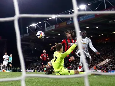 Penyerang Manchester United, Romelu Lukaku saat mencetak gol ke gawang Bournemouth pada lanjutan Liga Inggris di Stadion Vitality, (18/4). MU menang 2-0 atas Bournemouth. (AP Photo/Adam Davy)