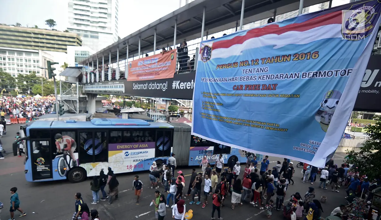 Spanduk sosialisasi Pergub No.12 Tahun 2016 tentang Pelaksanaan Hari Bebas Kendaraan Bermotor atau car free day (CFD) terpampang di kawasan Bundaran HI, Jakarta, Minggu (6/5). (Merdeka.com/Iqbal Nugroho)