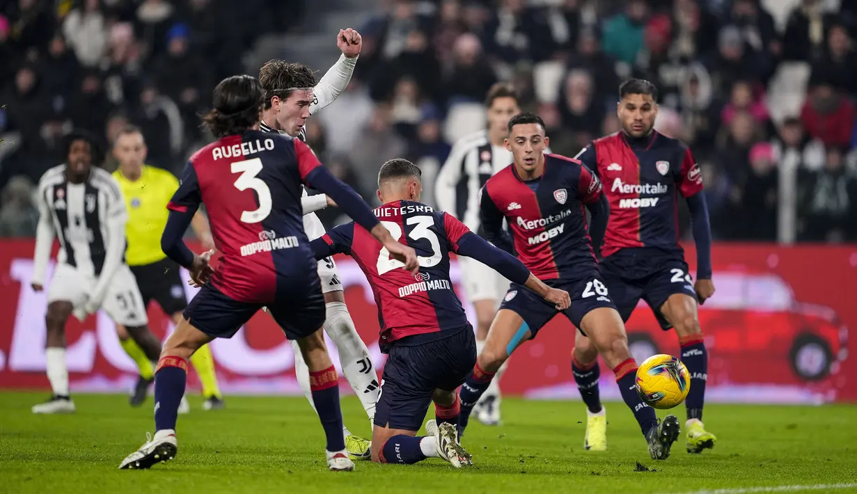 Pemain Juventus, Dusan Vlahovic mencetak gol pertama timnya ke gawang Cagliari pada laga 16 besar Coppa Italia 2024/2025 yang berlangsung di Juventus Stadium, Turin, Italia, Rabu (18/12/2024) WIB. (AP Photo/LaPresse/Fabio Ferrari)