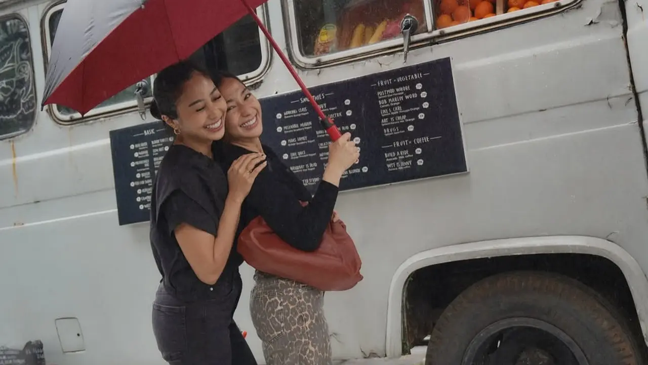 Naik Angkot Tetap Slay, Gaya Kompak Serba Hitam Duo Kakak-Adik Nikita Willy dan Winona Willy Saat Kulineran di Bandung