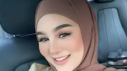 Kini Hana Hanifah telah mengajukan gugatan cerai terhadap suaminya, dan keputusannya tidak hanya didasari oleh perselingkuhan yang terbongkar. Terdapat dua alasan lain yang membuatnya mantap untuk mengakhiri pernikahannya.  (Liputan6.com/IG/@hanaaaast)