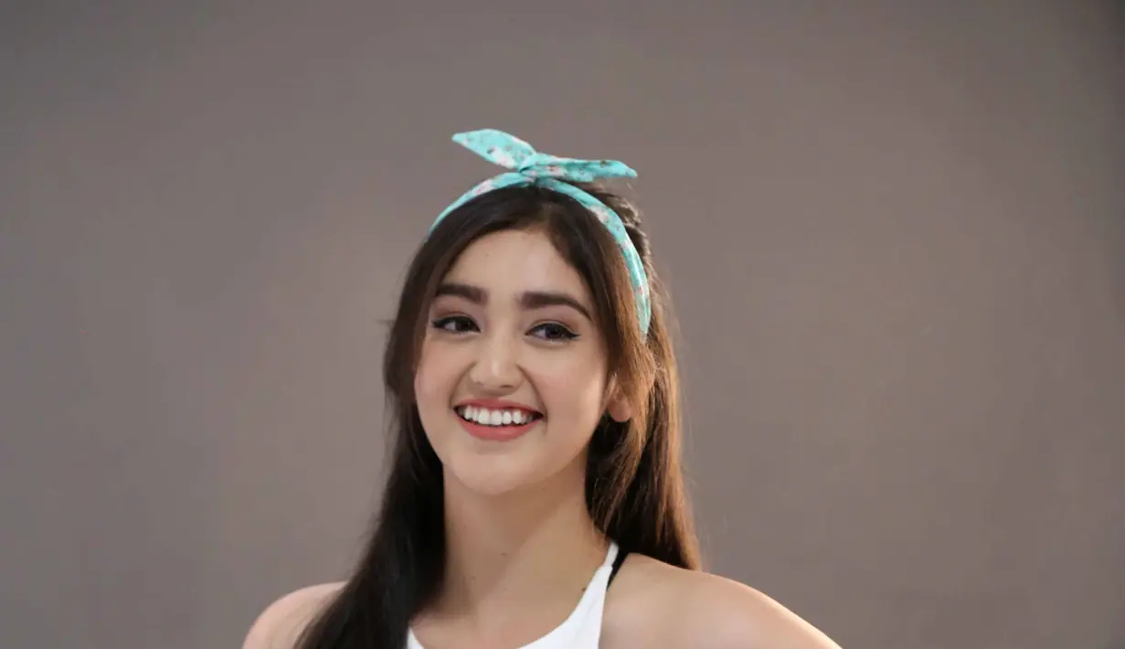 Ditengah kesibukannya menjalani syuting stripping sinetron, ia lebih banyak menghabiskan waktunya di lokasi syuting. Ia merasa tidak keberatan tidak banyak bergaul bersama teman-temannya. (Nurwahyunan/Bintang.com)