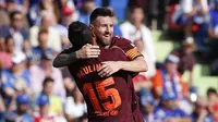 Gelandang Barcelona, Paulinho, melakukan selebrasi bersama Lionel Messi, usai mencetak gol ke gawang Getafe pada laga La Liga di Stadion Alfonso Perez, Sabtu (16/9/2017). Barcelona menang 2-1 atas Getafe. (AP/Francisco Seco)