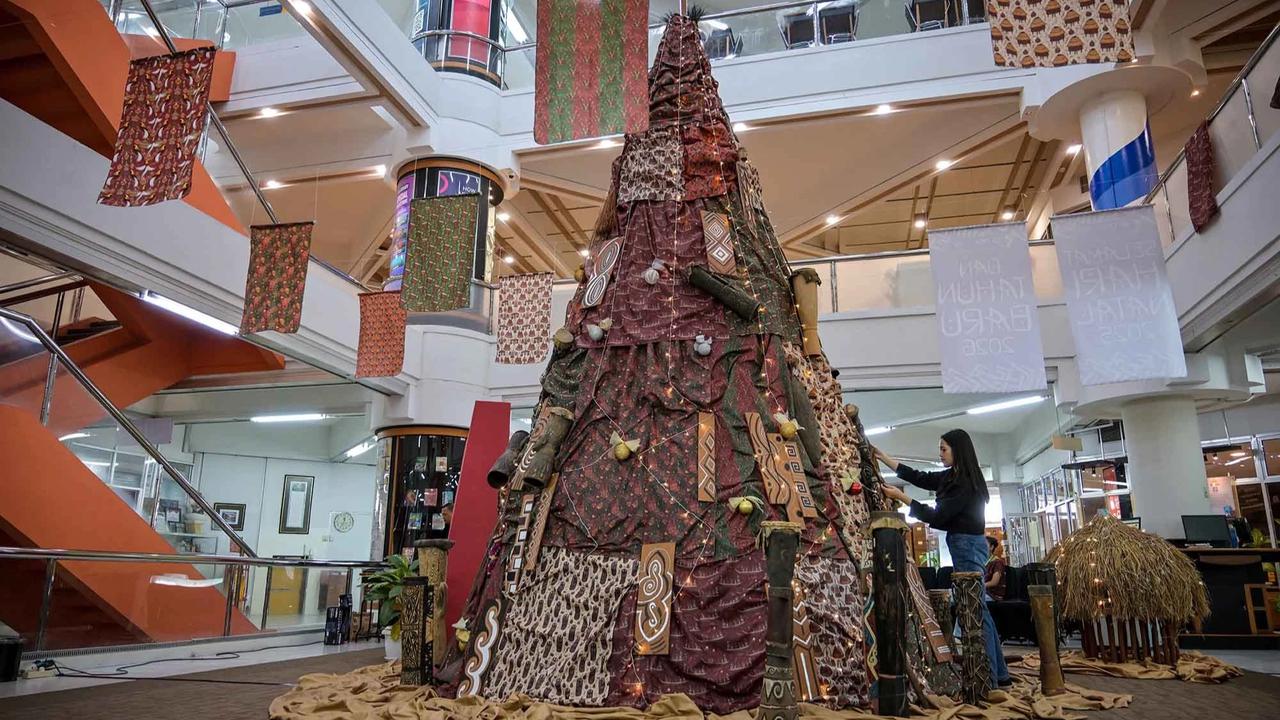 FOTO: Keren! Dekorasi Natal Berbasis AI Angkat Budaya Papua di Surabaya