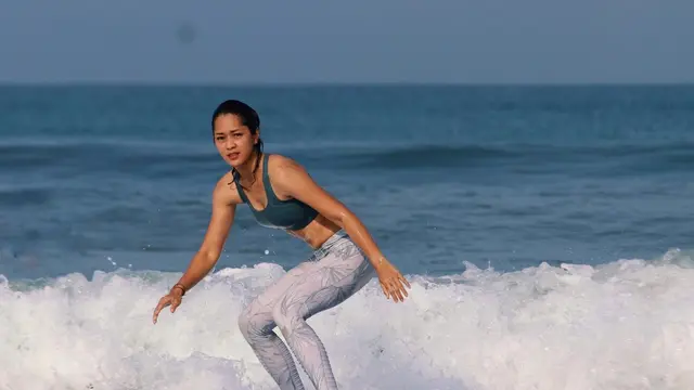 Surfing Bareng, Ini 6 Potret Seru Prisia Nasution dan Suami Liburan