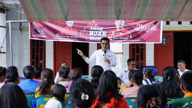 Bane Raja Manalu kembali membagikan beasiswa Program Indonesia Pintar (PIP) jalur aspirasi kepada pelajar di Yayasan Teladan Pematangsiantar. (Istimewa)