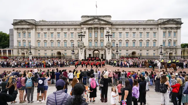Prosesi Pergantian Penjaga Istana Buckingham