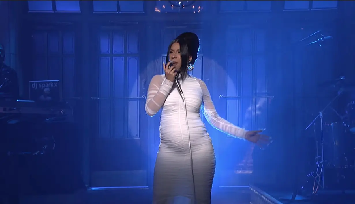 Saat membawakan lagu Be Careful, para penggemar pun dikagetkan dengan perut Cardi B. (BrooklynVegan)