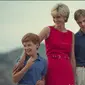 Elizabeth Debicki sebagai Lady Diana di drama The Crown berpose dengan pemeran Pangeran William dan Harry muda. Dok: Instagram The Crown @thecrownnetflix