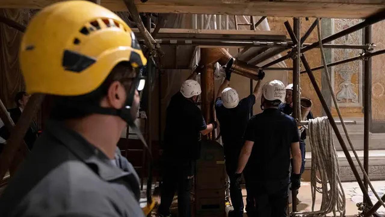 Melihat Lebih Dekat Proses Pemasangan Cerobong Asap di Kapel Sistina Vatikan