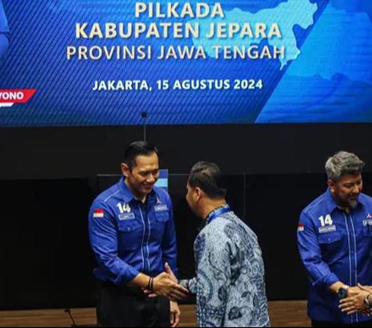 Ketua Umum Partai Demokrat Agus Harimurti Yudhoyono atau AHY (kiri) saat menerima bakal calon kepala daerah yang diusung dalam Pilkada Serentak 2024 di kantor Dewan Pimpinan Pusat (DPP) Partai Demokrat, Jakarta, Kamis (15/8/2024). Sebagaimana dilansir Ant