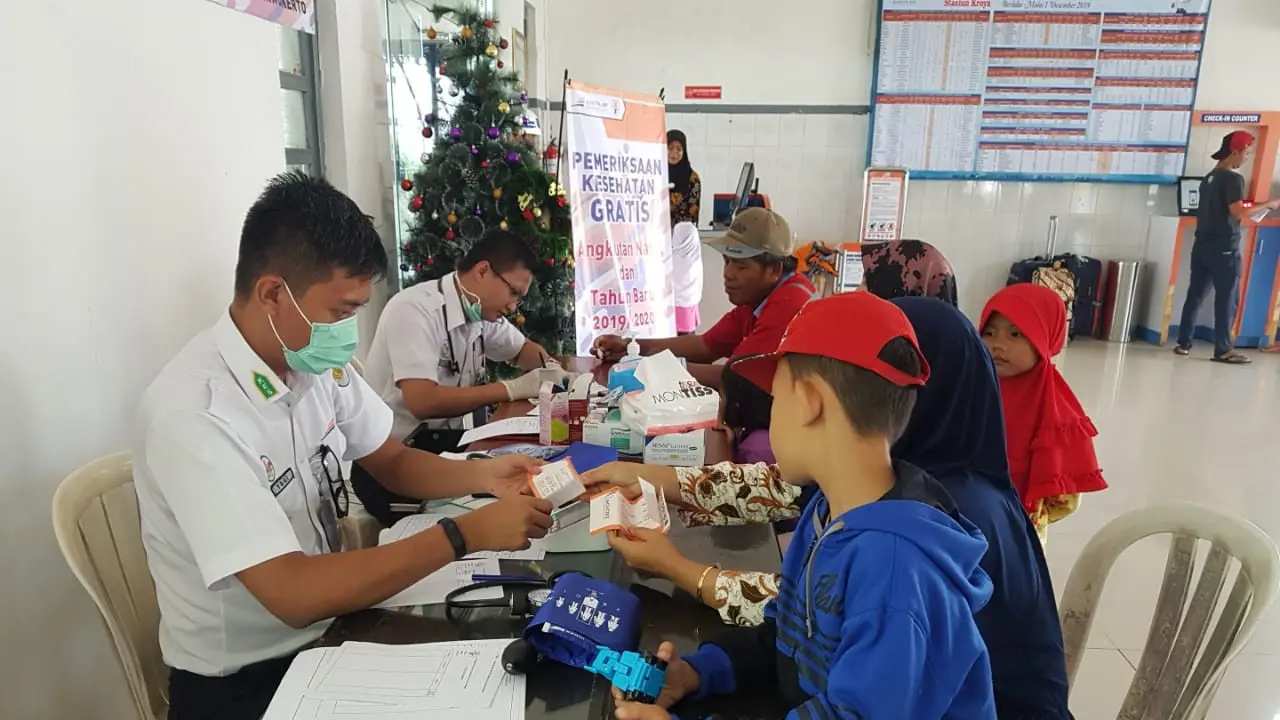 Sejumlah penumpang memeriksakan diri di fasilitas pelayanan kesehatan gratis KAI di Stasiun Besar Purwokerto, Jawa Tengah. (Foto: Liputan6.com/KAI Daop 5/Muhamad Ridlo)