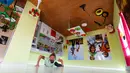 Seorang turis bergaya di rumah terbalik di kota resor Mediterania, Antalya, Turki, Sabtu (12/11). Keberadaan rumah terbalik ini menjadi daya tarik tersendiri untuk wisatawan. (REUTERS/Murad Sezer)