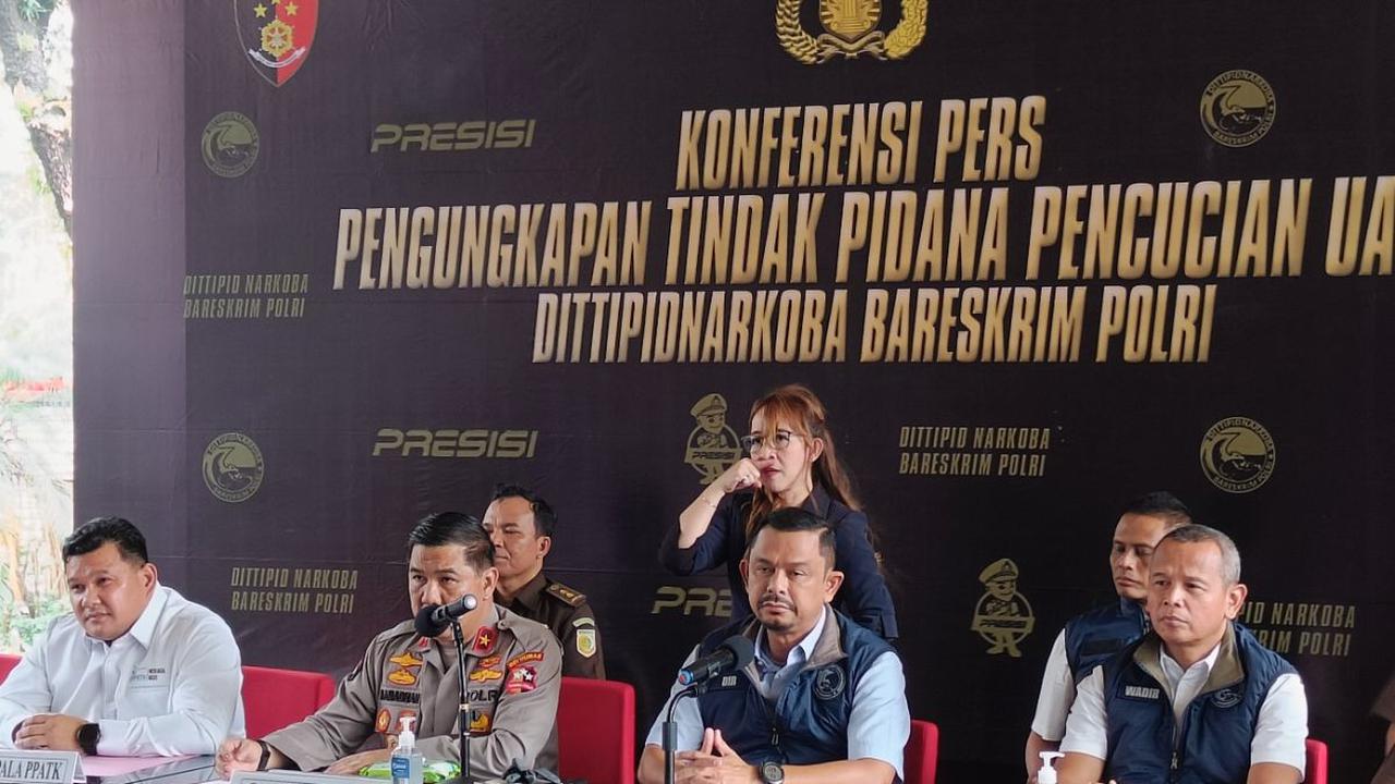 Direktorat Reserse Narkoba Mabes Polri membongkar kasus sindikat bandar narkoba jaringan Malaysia-Indonesia. Polisi juga menemukan dugaan TPPU oleh pelaku yang telah ditetapkan sebagai tersangka.