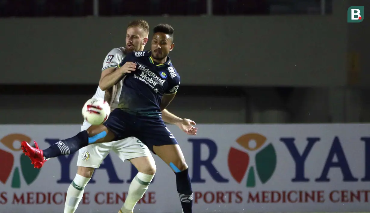 Pemain Persib Bandung, Wander Luiz (depan) mengontrol bola dibayangi pemain PS Sleman, Maslac Mario dalam laga leg kedua semifinal Piala Menpora 2021 di Stadion Manahan, Solo, Senin (19/4/2021). (Bola.com/Ikhwan Yanuar)