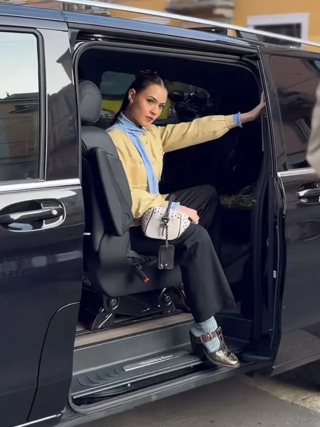 Raisa Hadir  menyaksikan koleksi Onitsuka Tiger di Milan Fashion Week dengan gaya layering. [@raisa6690]