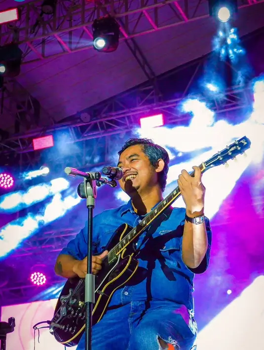 Diketahui, jadwal manggung Dodit di Halu Music Festival di Surabaya pada Minggu (8/9) malam kemarin. Dodit, lewat penampilannya sukses menghibur warga Surabaya. (Liputan6.com/IG/@angelinaci_)