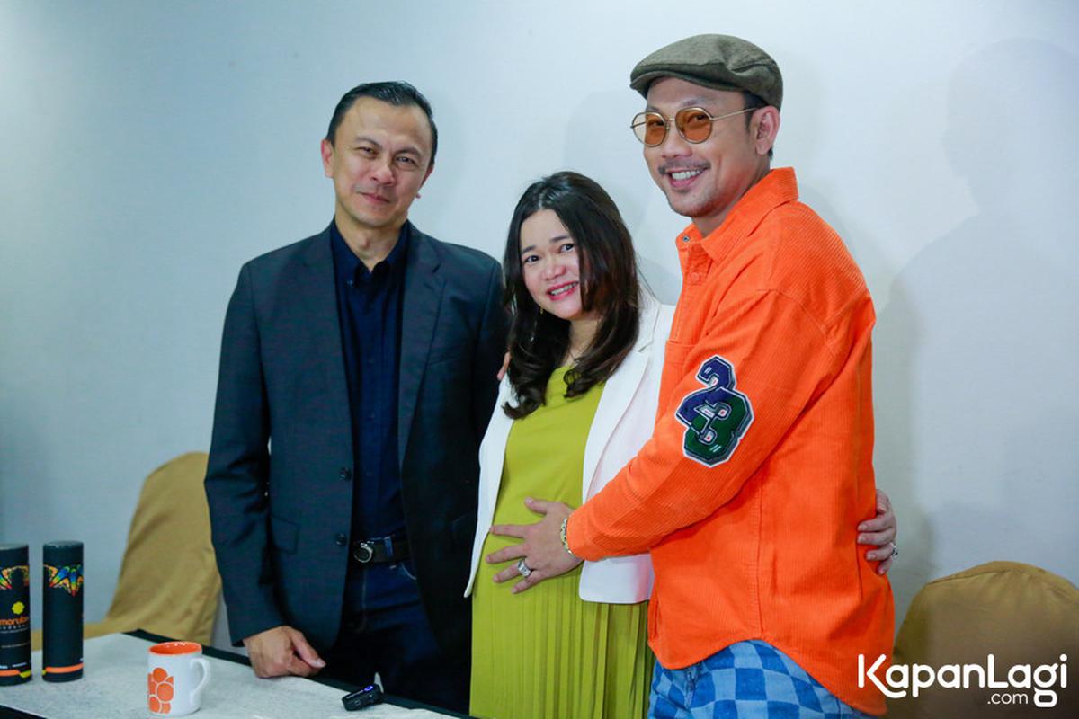"Itu berarti saya harus tahu bahwa bayi itu sangat sensitif sekali, gak bisa seperti cara saya di vlog. Itu membuat saya jadi oh hati-hati karena ringkih," katanya.
