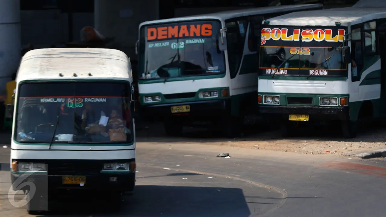 20151007-Pemprov DKI Bakal Hapus Bus Sedang di Ibukota -Jakarta
