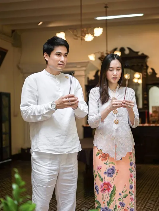 Mengenakan kebaya peranakan Nong Poy dan suami tampak begitu sederhana dan juga memukau. Paduan manis dari batik bernuansa pastel memberikan kesan pada outfitnya.  [Foto: Instagram/ Nong Poy]