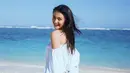 Kalau yang satu ini gaya Amanda saat liburan di pantai. Tampak ia memakai off shoulder top berwarna putih. Rambut panjangnya dibiarkan terurai begitu saja dan pastinya makin membuatnya terlihat memikat. (Instagram/amandarawles)