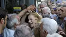 Seorang pensiunan wanita berusaha masuk ke bank nasional untuk mengambil uang pensiunannya di Iraklio, Yunani, (9/7/2015). Yunani dinyatakan bangkrut karena tidak sanggup membayar hutangnya 1,8 miliar dolar. (REUTERS/Stefanos Rapanis)