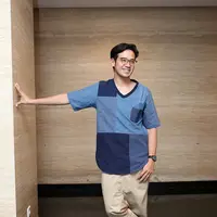 "Susah temuin musik era gue. Sheila on 7, Wayang. Sekarang masanya EDM. Kemarin nyari musik keroncong ga ada, akhirnya pakai Payung Teduh," ucap Tarra Budiman. (Nurwahyunan/Bintang.com)