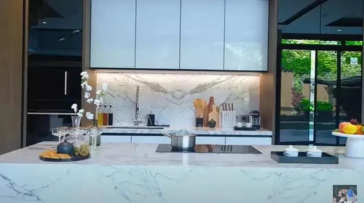 Intip Potret Dapur Mewah Milik Titi Kamal dan Christian Sugiono yang Punya Model Elegan