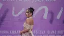 Begitu pula dengan desain kain batik Jawa ini yang dikenakan sebagai gaun panjang ia terlihat anggun. Lewat gala premiere film Yuni tahun 2021, namanya kian melejit. (Liputan6.com/IG/@arawindak)