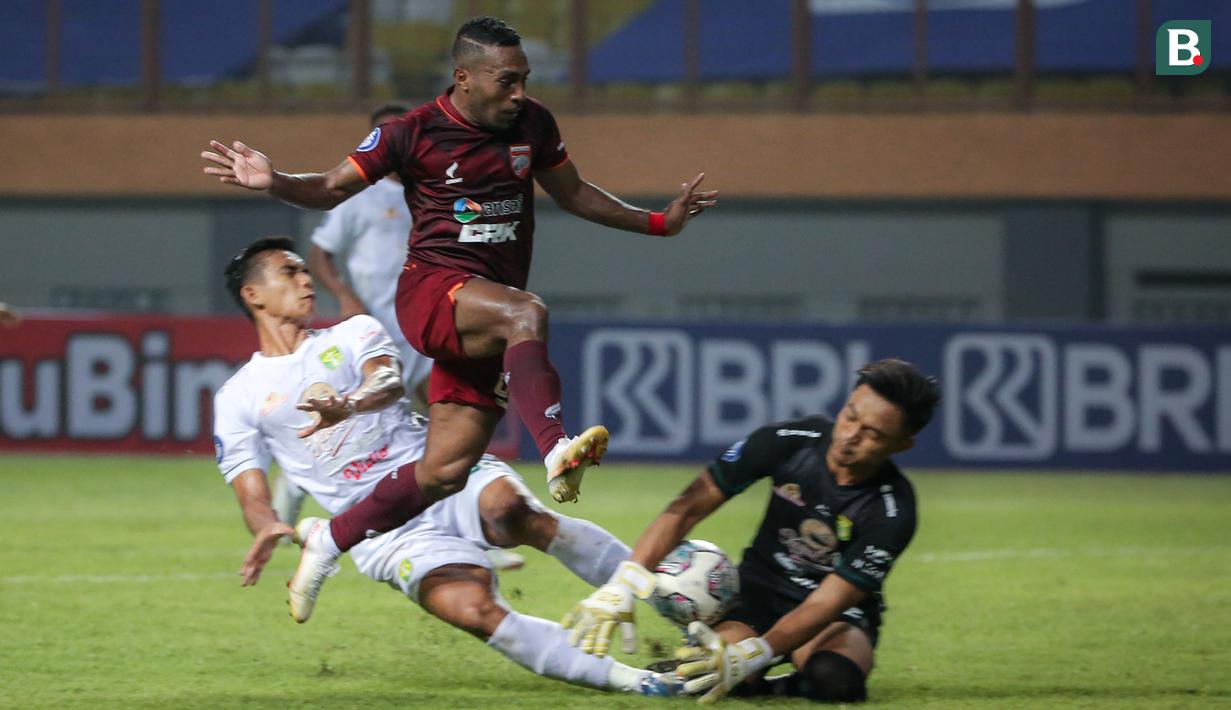 Gelandang Borneo FC, Terens Puhiri (tengah) berusaha mencetak gol ke gawang Persebaya Surabaya dalam laga pekan pertama BRI Liga 1 2021/2022 di Stadion Wibawa Mukti, Cikarang, Sabtu (04/09/2021). (Foto: Bola.com/Bagaskara Lazuardi)