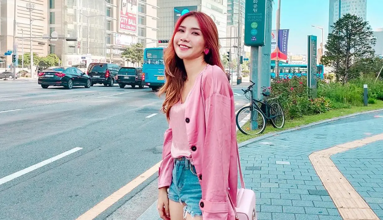 Natya mengenakan outfit dengan tema all-pink saat pergi ke Korea beberapa waktu lalu. (Liputan6.com/IG/@natyashina)