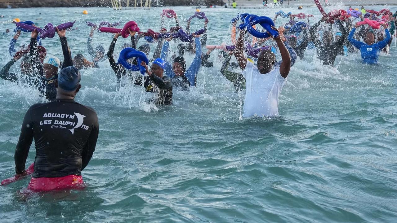 FOTO: Senam Air di Laut Dakar Hadir Sebagai Solusi Terapi Kesehatan Lansia