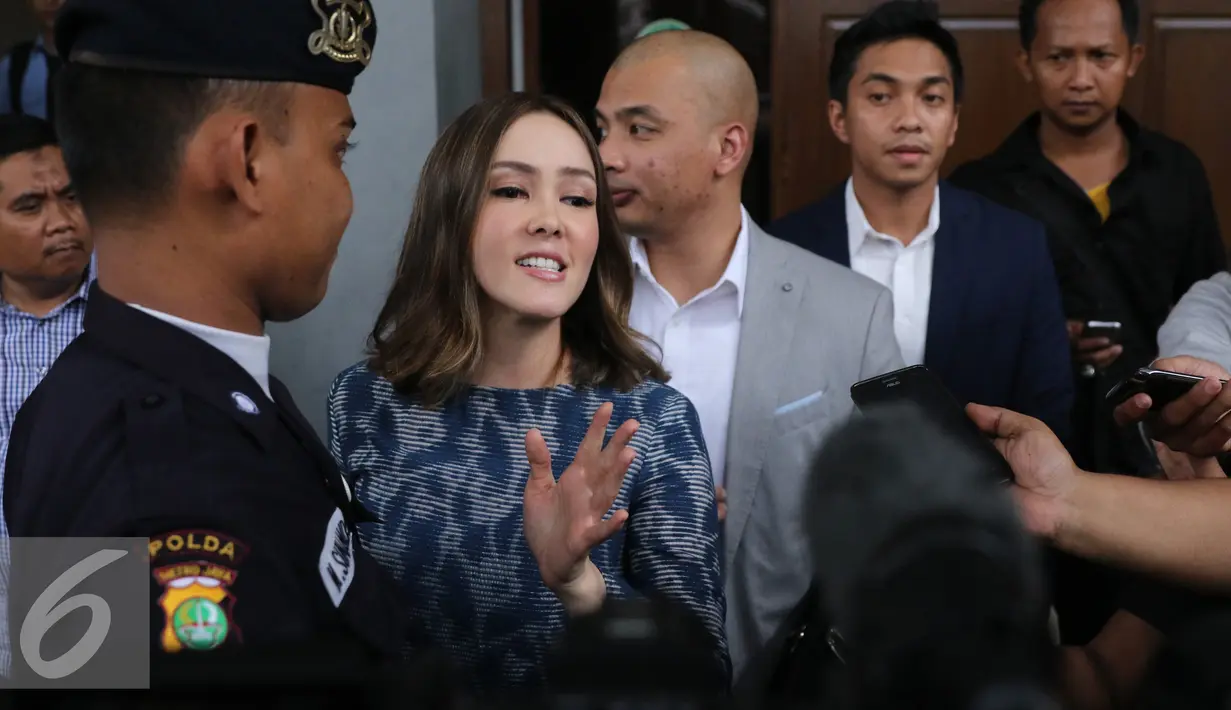 Pembawa acara Cathy Sharon memberikan keterangan kepada awak media usai menjalani sidang perceraian di PN Jakarta Selatan, Senin (7/3). Sidang beragendakan pembacaan saksi dari pihak tergugat (Cathy Sharon). (Liputan6.com/Herman Zakharia)