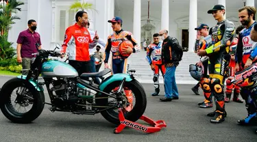 Presiden Joko Widodo atau Jokowi memperkenalkan motor kesayangannya kepada sejumlah pembalap MotoGP di Istana Merdeka, Jakarta, Rabu (16/3/2022). Nantinya para pembalap MotoGP 2022 akan melakukan parade untuk menyambut MotoGP Mandalika 2022 yang akan berlangsung akhir pekan ini. (Biro Pers/Setpres)