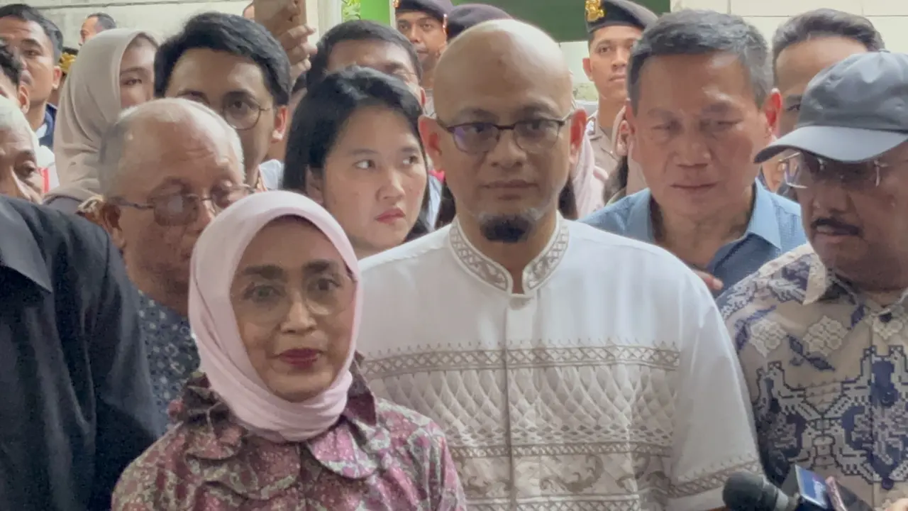 Mantan Direktur Utama PT ASDP Indonesia Ferry Ira Puspadewi usai bebas dari Rutan Kelas I Cabang KPK.