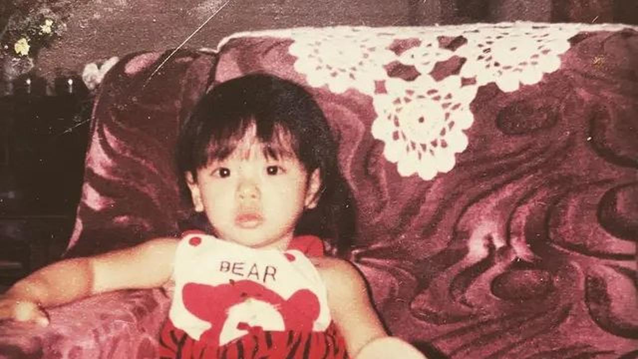 Seperti inilah potret masa kecil Gita Sinaga. Dalam unggahan tersebut, wanita kelahiran Semarang ini tampak menggemaskan dengan baju merah putih bergambar beruang.