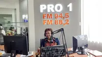 Neltje Youke Leleran saat mengajar di Radio Republik Indonesia Manado melalui Program Ibu Pertiwi Memanggil.