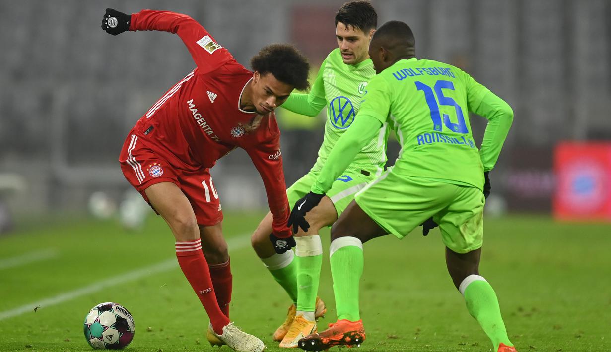 Gelandang Bayern Munchen, Leroy Sane, berebut bola dengan gelandang Wolfsburg, Josip Brekalo, pada laga lanjutan Liga Jerman di Allianz Arena, Kamis (17/12/2020) dini hari WIB. Bayern Munchen menang 2-1 atas Wolfsburg. (AFP/Christof Stache/pool)