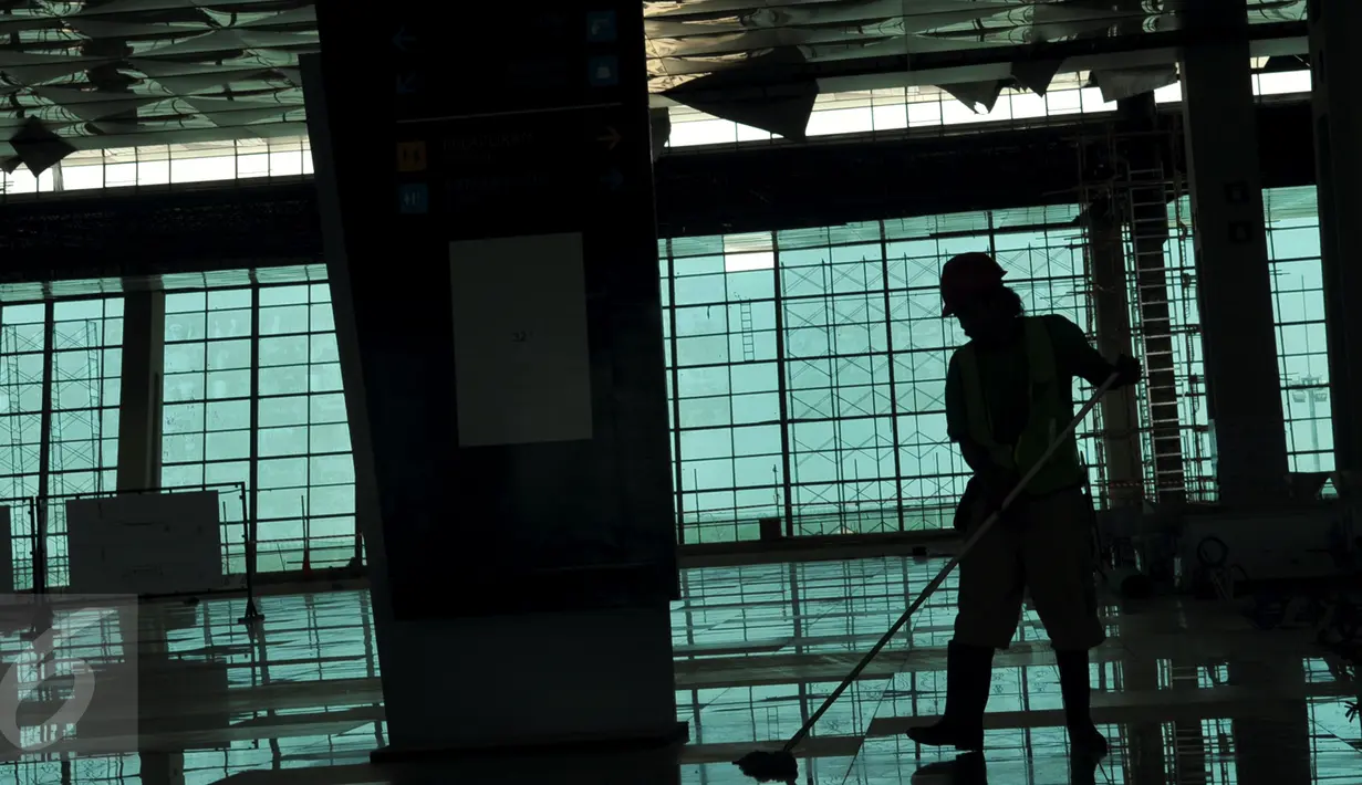 Pekerja membersihkan lantai di Terminal 3 Ultimate Bandara Soekarno Hatta, Rabu (27/1/2016). Ditargetkan Terminal 3 Ultimate Bandara Soekarno Hatta selesai akhir Mei 2016. (Liputan6.com/Faisal R Syam)