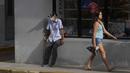 <p>Orang-orang berjalan di jalan sehari sebelum penggunaan masker tidak lagi wajib di ruang tertutup di Panama City, Minggu, 10 Juli 2022. Masker tidak lagi diperlukan mulai Senin 11 Juli 2022, kecuali rumah sakit dan transportasi umum. (AP Photo/Arnulfo Franco)</p>