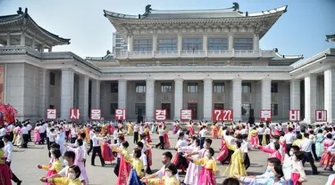 Para siswa ikut serta dalam 'pesta dansa' di luar Grand Theatre sebagai bagian dari acara yang menandai peringatan ke-68 berakhirnya Perang Korea atau disebut sebagai 'Hari Kemenangan dalam Perang Pembebasan Tanah Air Besar', di Pyongyang (27/7/2021). (AFP/STR/KCNA VIA KNS)