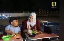 27 Tahun Bersama, Ucok Baba Ajak Sang Istri Makan Pecel Ayam di Pinggir Jalan Begitu Romantis