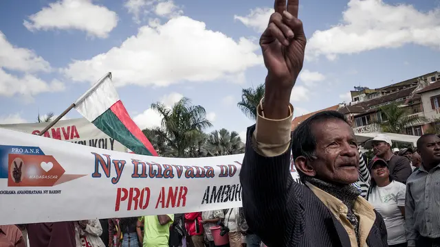 Demonstran di Madagaskar yang menolak kebijakan undang-undang pemilu yang melarang oposisi untuk mencalonkan diri pada pilpres. Undang-undang itu disetujui oleh Presiden Hery Rajaonarimampianina (AFP PHOTO)