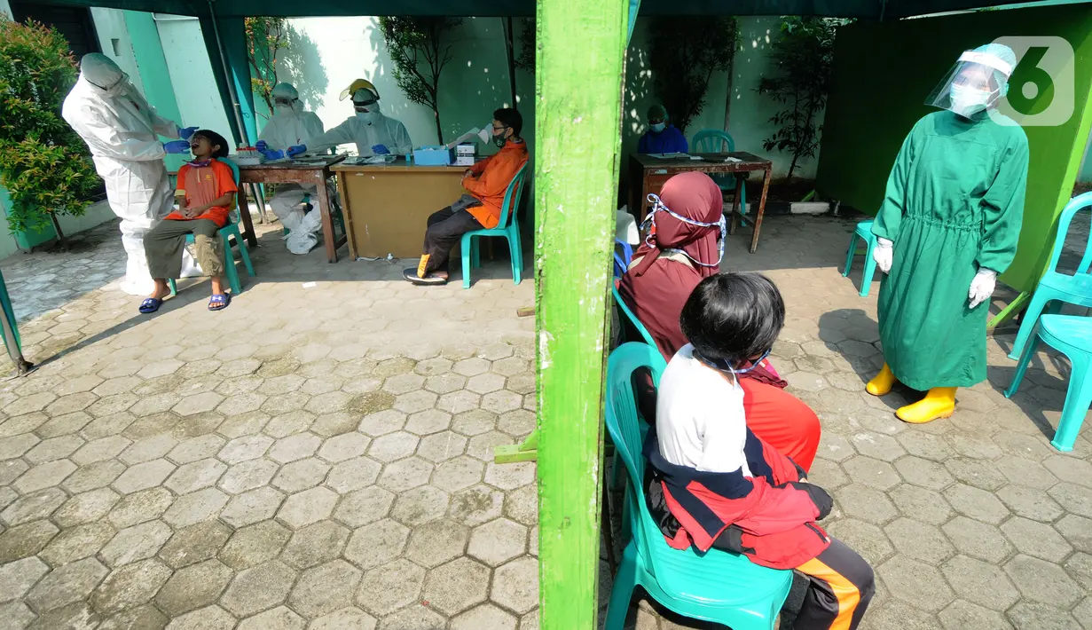 Warga yang pernah berhubungan dengan pasien positif COVID-19 menunggu untuk melakukan kegiatan testing PCR di Puskesmas Cinere, Depok, Jawa Barat, Kamis (10/6/2021). Testing setelah tracing dilakukan kepada puluhan warga untuk meminimalisir penyebaran COVID-19. (merdeka.com/Arie Basuki)