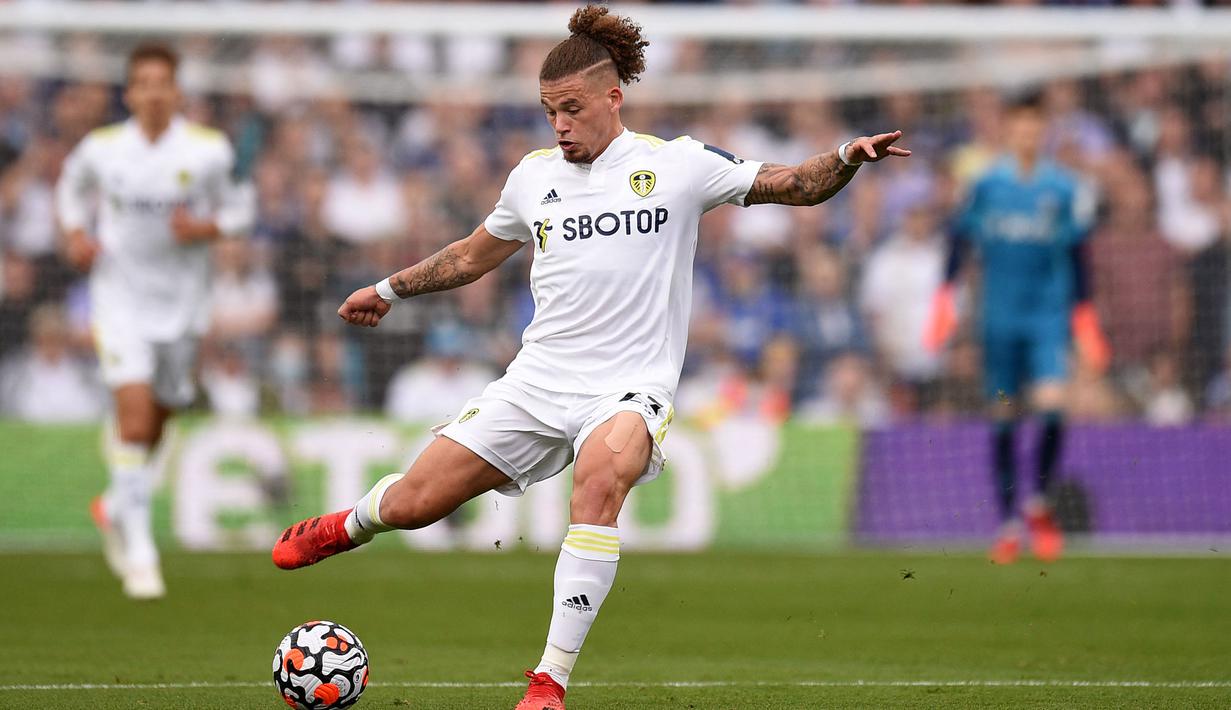 Leeds United diketahui telah menjual empat pemainnya pada bursa transfer musim panas 2022 ini. Termasuk, Kalvin Phillips yang dibeli oleh Manchester City dan Raphinha yang merapat ke Barcelona. Sedangkan dua nama lainnya yang dijual adalah Leif Davis dan Liam McCarron. (AFP/Oli Scarff)