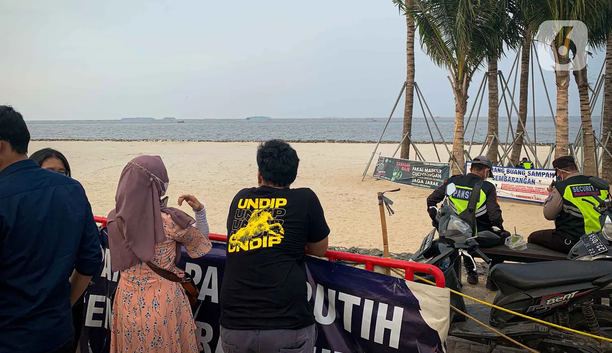 Wisatawan memenuhi lokasi Wisata Pantai Pasir Putih PIK 2, Tanggerang, Banten, Minggu (3/9/2021). Kawasan Jabodetabek masih berstatus PPKM Level 3 dengan sejumlah pelonggaran di tempat wisata pada akhir pekan yang harus diperhatikan pengunjung dan pengelola. (Liputan6.com/Faizal Fanani)