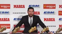 Penyerang Barcelona, Lionel Messi, meraih trofi Sepatu Emas Eropa yang kelima pada Selasa (18/12/2018). (AFP/Lluis Gene)