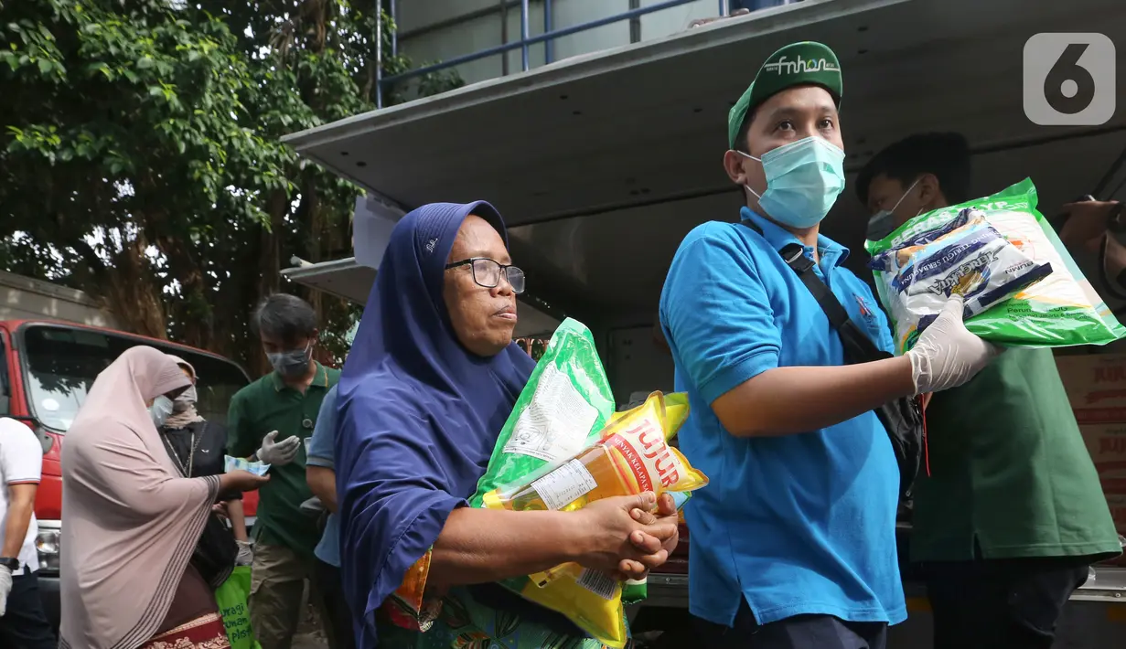 Warga membeli sembako pada Operasi Pasar di Pasar Palmerah, Jakarta, Jumat (20/3/2020). Sugar Group Companies bersama Bulog menjalankan program Gerakan Stabilisasi Pangan dengan harga murah menyusul merebaknya virus Corona atau COVID-19 di Indonesia. (Liputan6.com/Fery Pradolo)