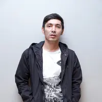 Awalnya, Abimana percaya saja pada kru film yang mengatakan lantai tiga tidak begitu tinggi. ‘Dari bawah memang nggak keliatan tinggi. Tapi, dari atas… seram,’ ungkapnya. (Galih W. Satria/Bintang.com)